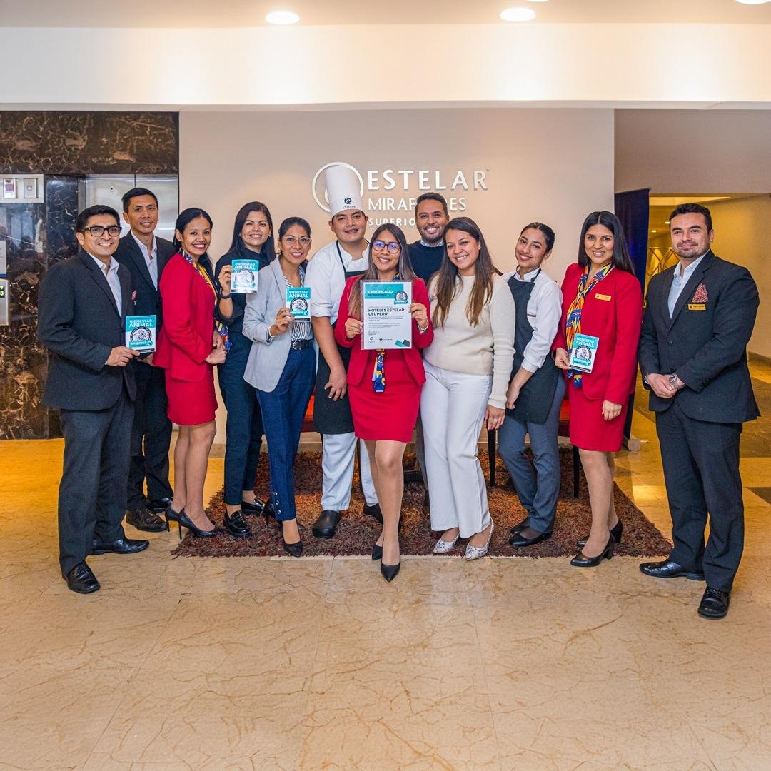 Equipo de Hoteles Estelar con su compromiso libre de jaulas